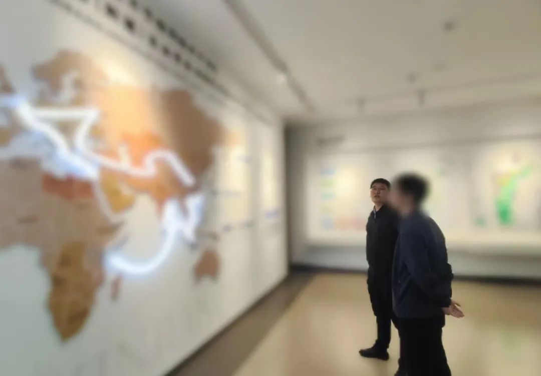 產品出口量大，市場前景廣！小巨人光學儀器生產擴建投資選址項目方反向考察新疆某地方政府
